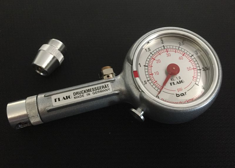 Reifenluftdruckprüfer mit geradem und 90° Schräganschluss und Ablassventil