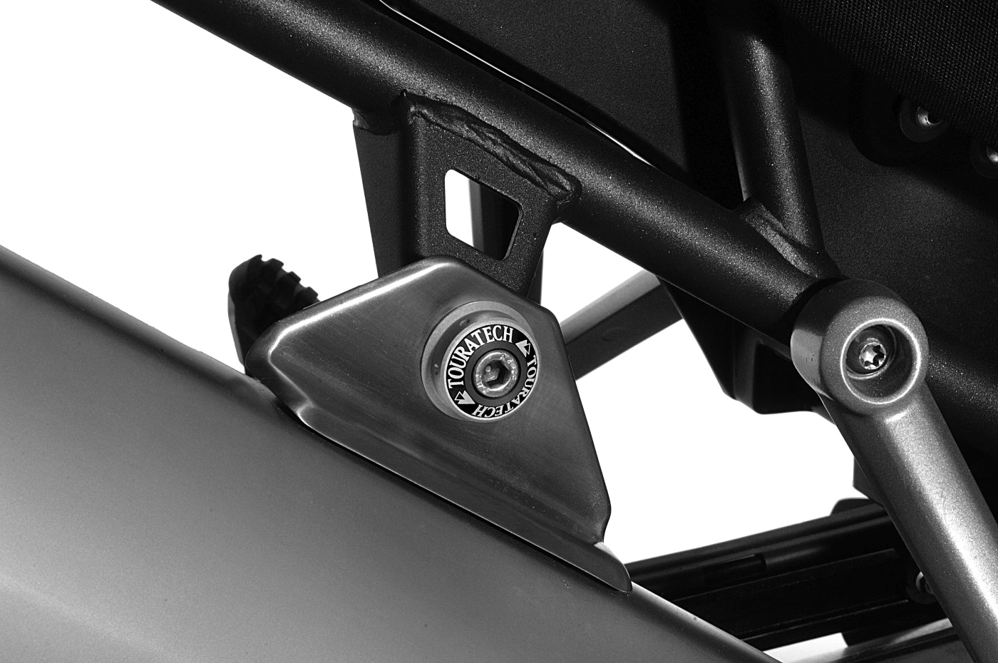 Abdeckkappe Endschalldämpferbefestigung schwarz eloxiert, für Triumph Tiger 800/ 800XC/ 800XCx/ Explorer/ 1200